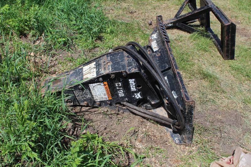 lot 32 image: Bobcat B700 Dingo Jackhammer
