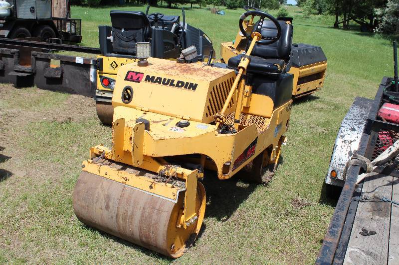 lot 23 image: Mauldin Paving Asphalt Smooth Drum Roller