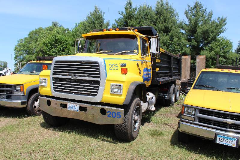 lot 3 image: 1989 L8000 Diesel 2-Axle Dump Truck w Pintle Hitch
