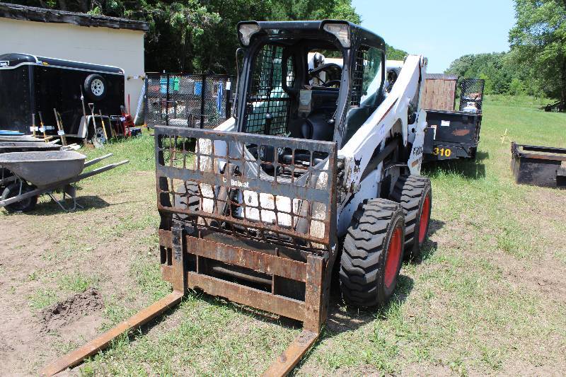 lot 20 image: 2014 Bobcat S650 Compact Skid Steer Loader w Forks