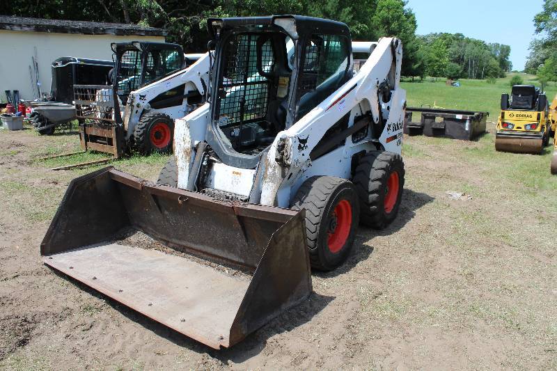 lot 19 image: 2014 Bobcat S650 Compact Skid Steer Loader w Shovel Bucket