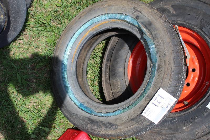 lot 121 image: Aurora P21575R15 Tires