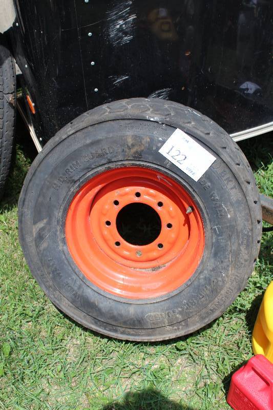 lot 122 image: Bobcat Tire w Wheel