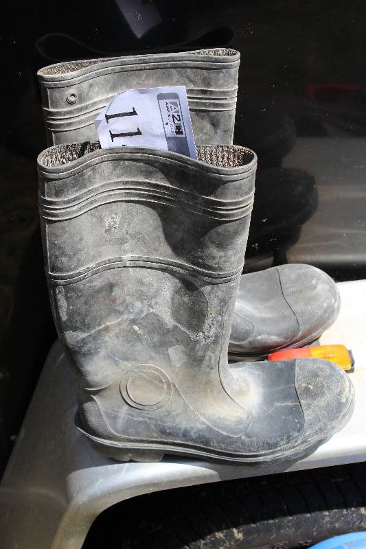 lot 114 image: Size 11 Work Boots
