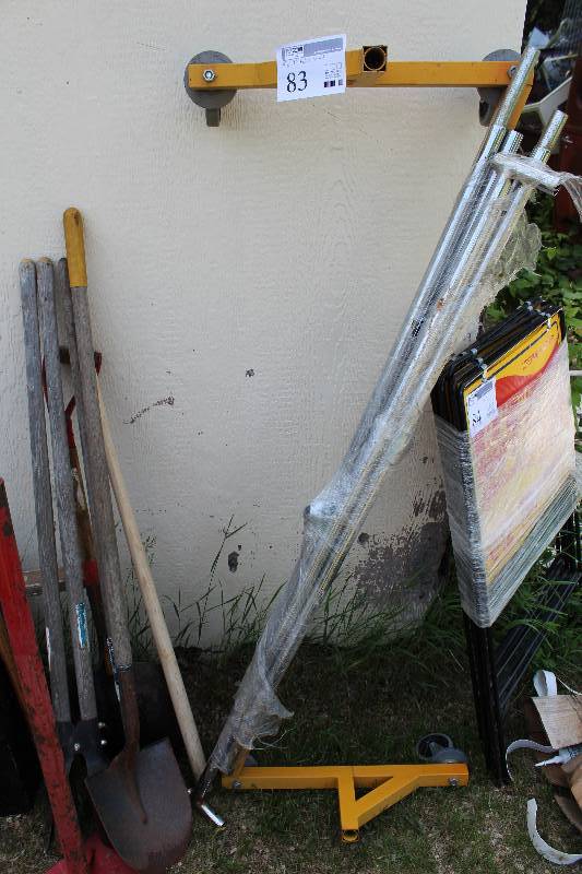 lot 83 image: Zee Rack Roller Stand Clothing Rack