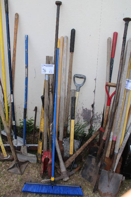 lot 76 image: Lot of (11) Concrete Tools - Axe, Shovel, Level, Post Hole Digger, Trowels, Sledgehammer, And More