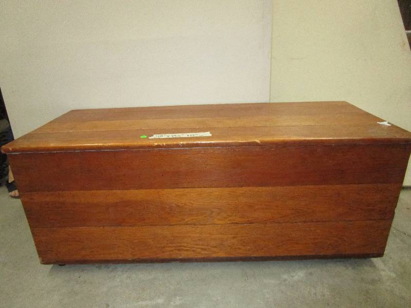 lot 73 image: Cedar Hope Chest (48 in x 19.5 in x 19 in)