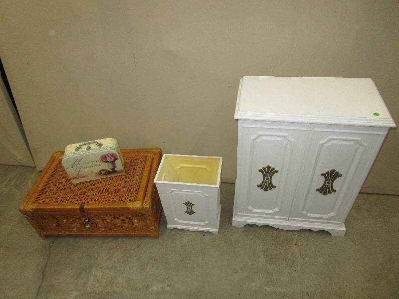 lot 82 image: Hamper, Garbage Can and Purse