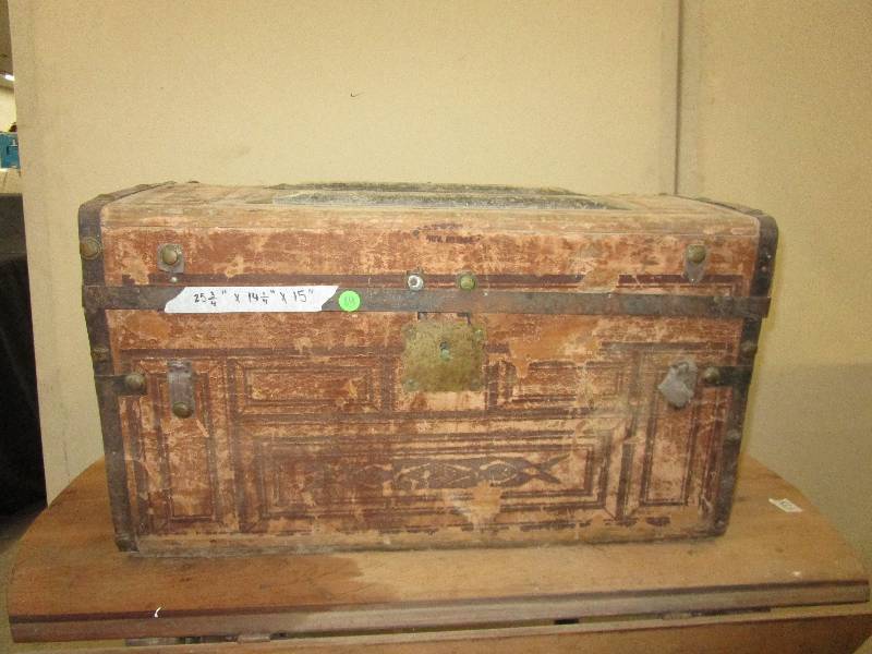 lot 89 image: Antique Trunk