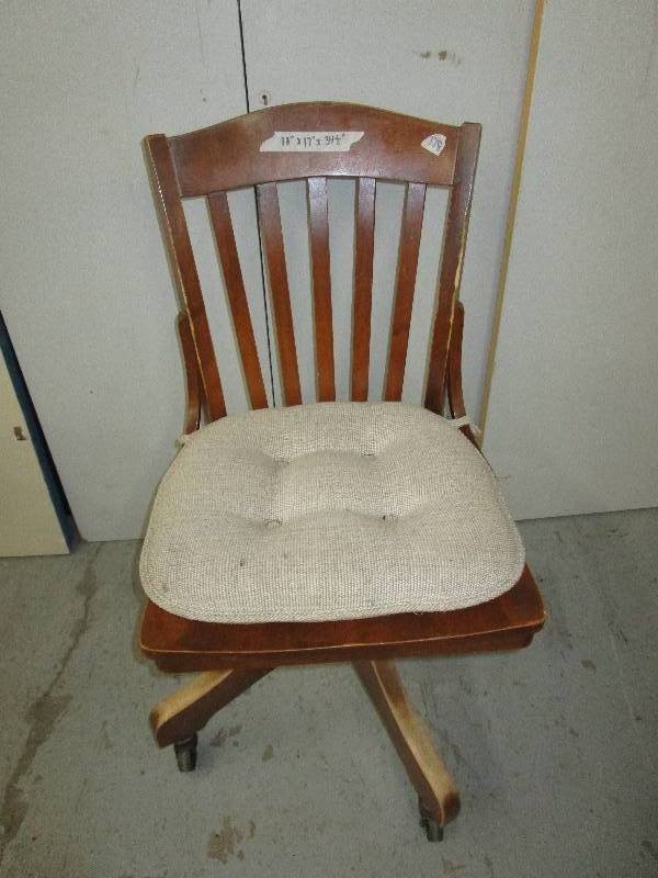 lot 102 image: Old Office chair on wheels