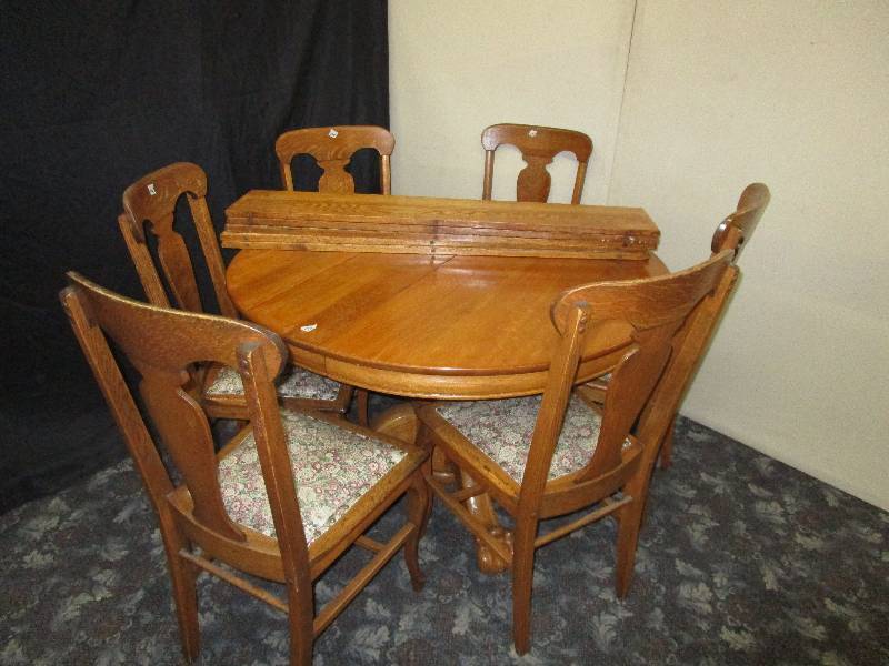 lot 130 image: Beautiful Antique Round Wood Table w 6 Chairs, 5 Leaves