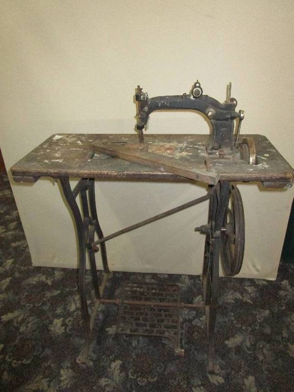 lot 133 image: Antique Sewing machine, NO. 423102 wheels wilson ridgeport colorado