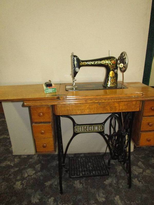 Antique Singer Sewing Machine And Cabinet Very Nice Conditions