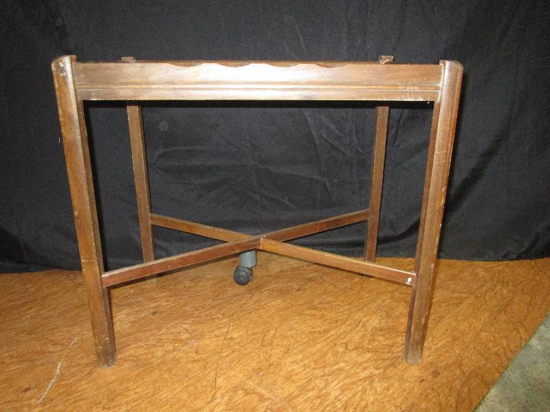 lot 169 image: little table 23.25LX13WX22H