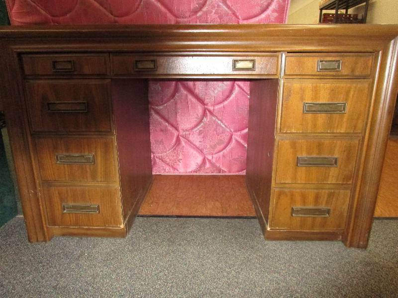 lot 171 image: Desk 50X24