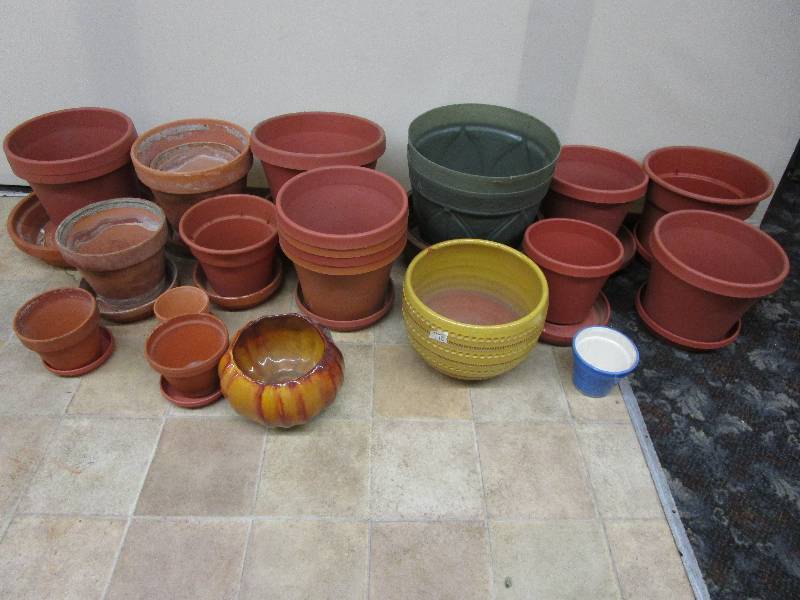 lot 196 image: lots of flower pots (plastic and clay)