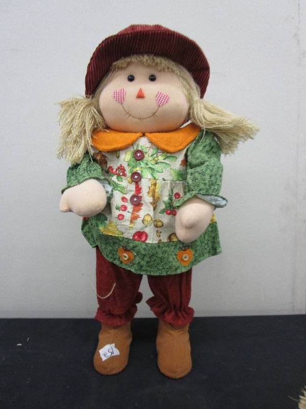 lot 7 image: Halloween Dcor, Scarecrows