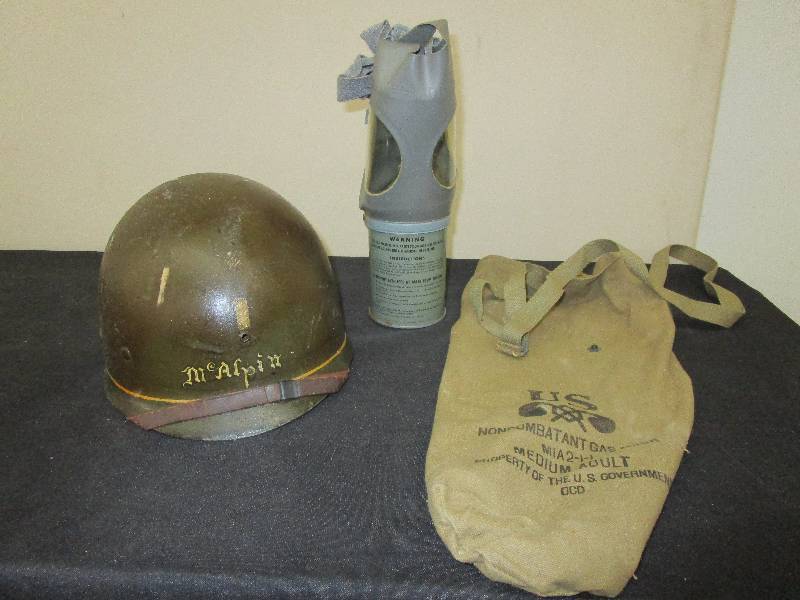 lot 10 image: US Military Gas Mask and Hat, Medium Adult