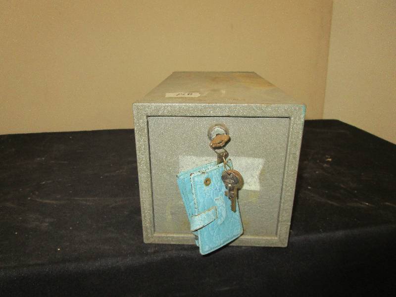 lot 19 image: Heavy Duty Safe with Keys