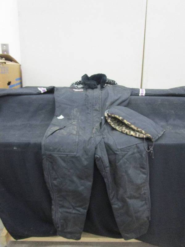 lot 21 image: Artic Cat Snowmolbile Suit ( Size Medium) with Extra Hat