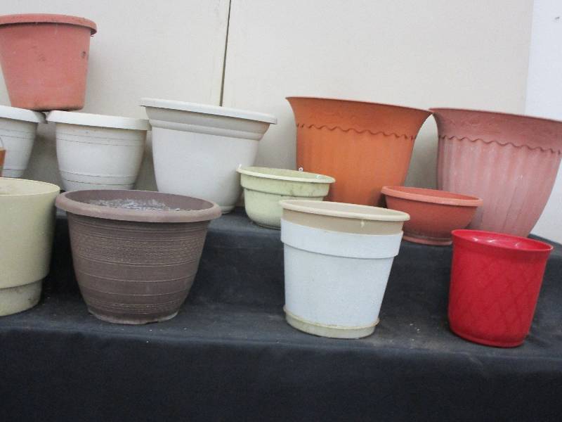 lot 23 image: Plastic Flower Pots, Various Sizes