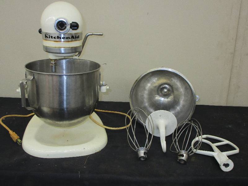 lot 26 image: Kitchen Aid Mixer