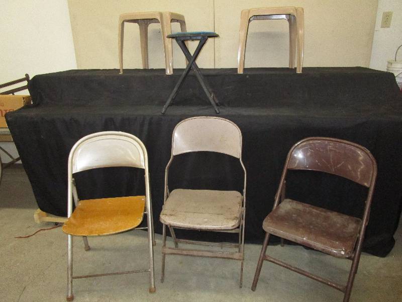lot 34 image: 3 Metal Folding Chairs, 1 Black Stools, 2 Plastic Stools
