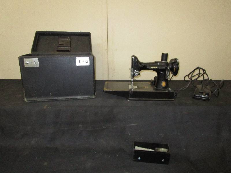 lot 37 image: Singer Sewing Machine with Extra Needles and Case (motor runs not sure if all works)