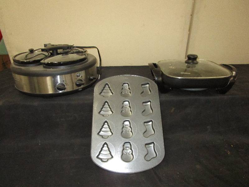 lot 51 image: Electric Frying Pan, Serving Crockpot, Xmas Cookie Pan