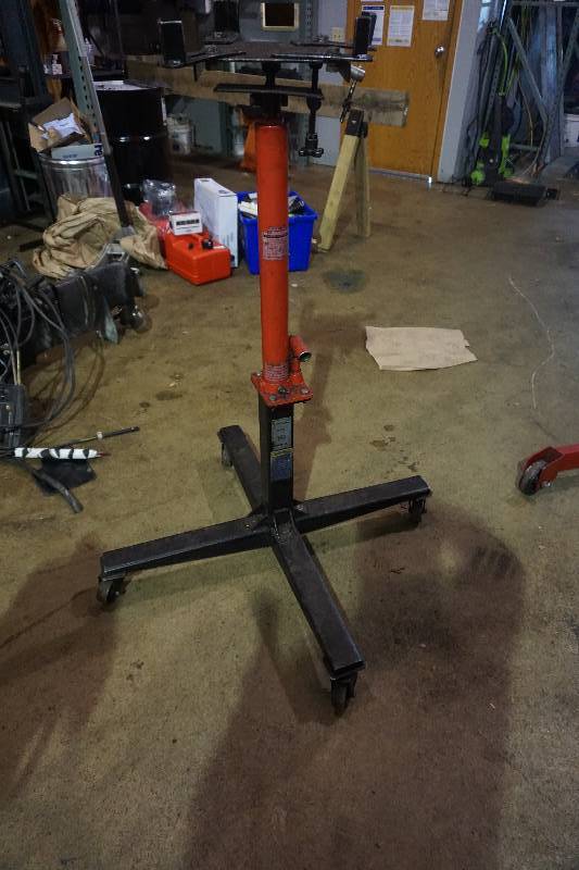 lot 18 image: Carolina Tool & Equipment Company Model OTTJ 1000 lb Wheeled Transmission Jack