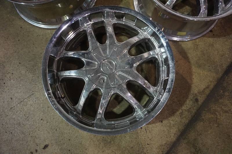 lot 24 image: Zink Brand 20 Custom Chrome Rims