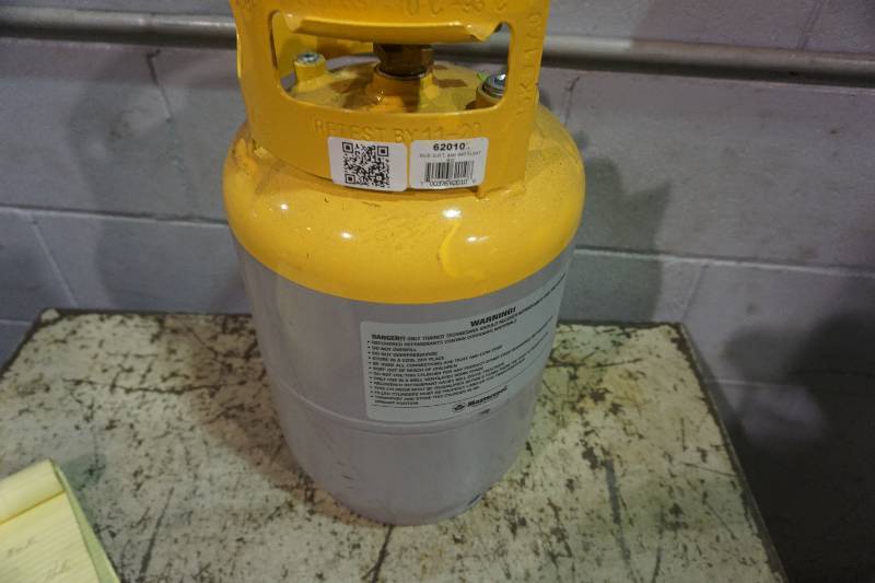 lot 41 image: Master Cool 30 lb Freon HoldingDelivery Tank