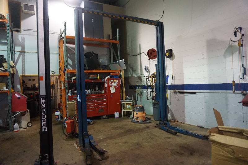 lot 5 image: Nussbaum Model SLP8000 2 Post Surface Mount 8000 lb Hydraulic Car Lift