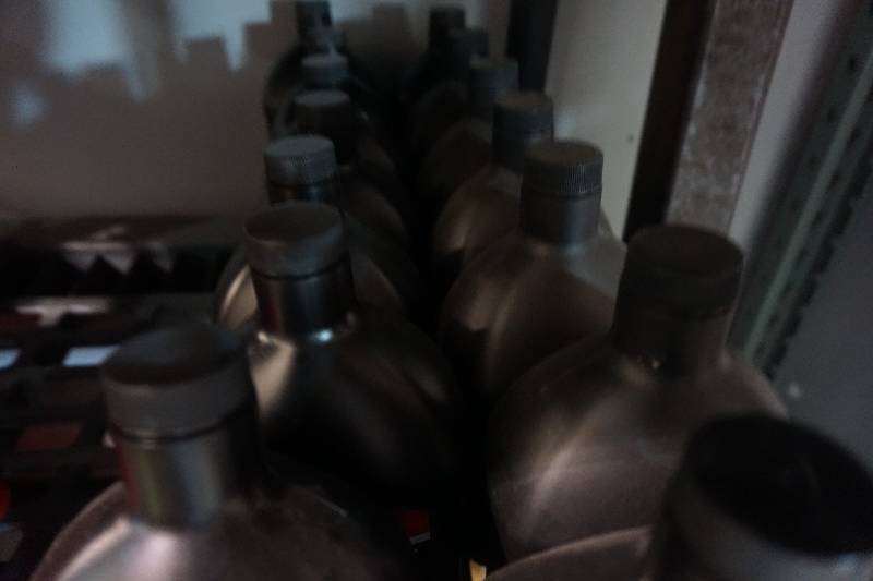 lot 57 image: 14 Quarts Penray Heavy Duty Power Steering Fluid