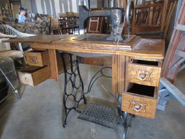 lot 109 image: VINTAGE DAMASCUS TREADLE SEWING MACHINE
