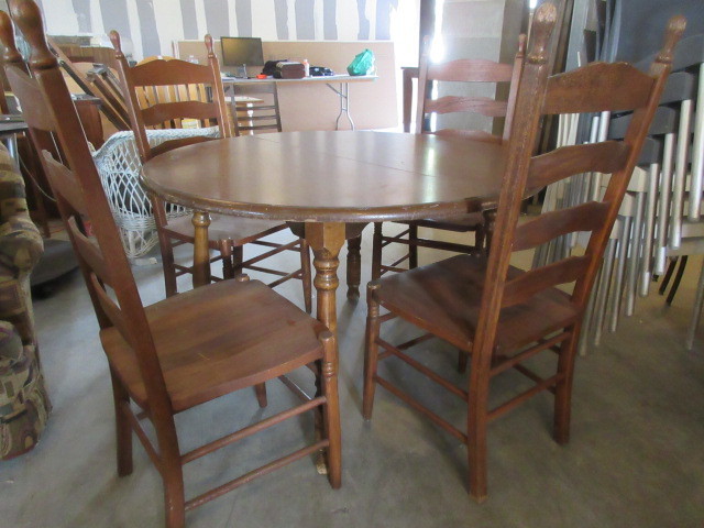 lot 107 image: TABLE AND CHAIR SET