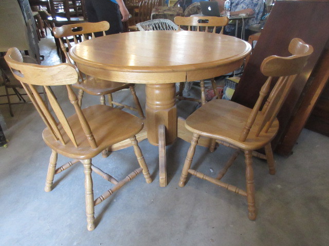 lot 105 image: SOLID OAK DROP LEAF TABLE WITH CHAIRS