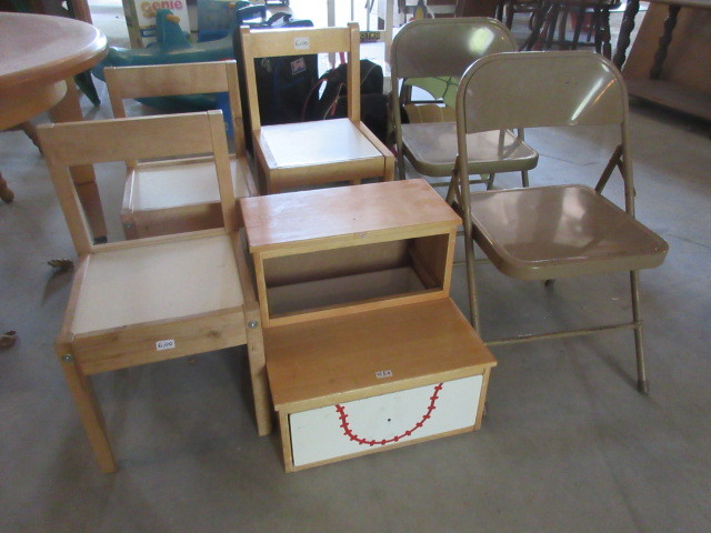 lot 129 image: KIDS CHAIRS AND STOOL