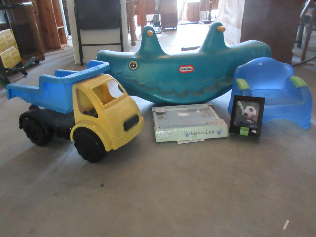 lot 131 image: KIDS PLASTIC PLAYTHINGS