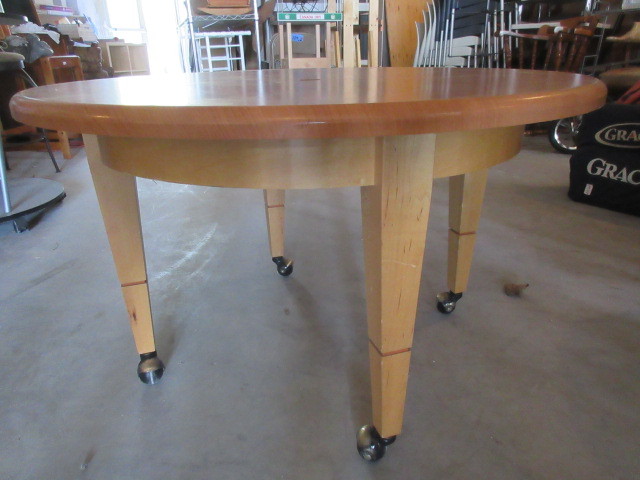 lot 132 image: ROUND CHILD SIZE PLAY TABLE