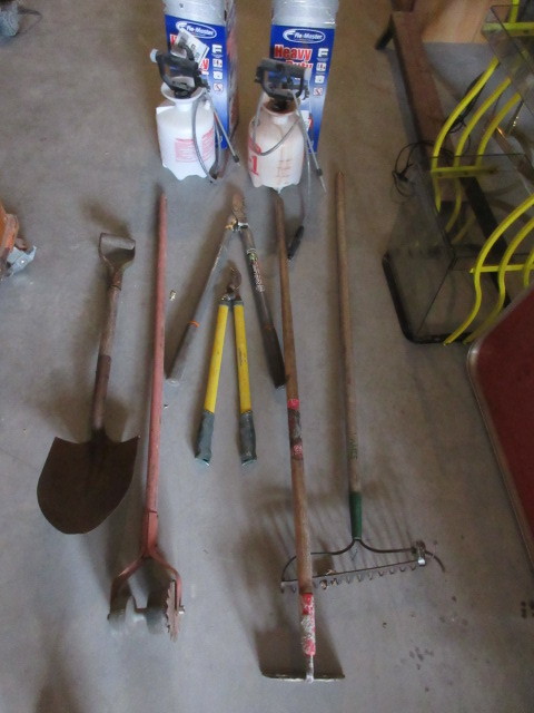 lot 148 image: SPRAYERS, LAWN AND GARDEN TOOLS