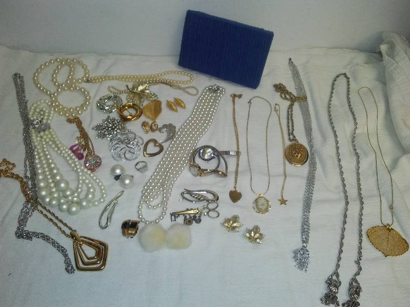 lot 134 image: Huge lot of Vintage costume jewelry