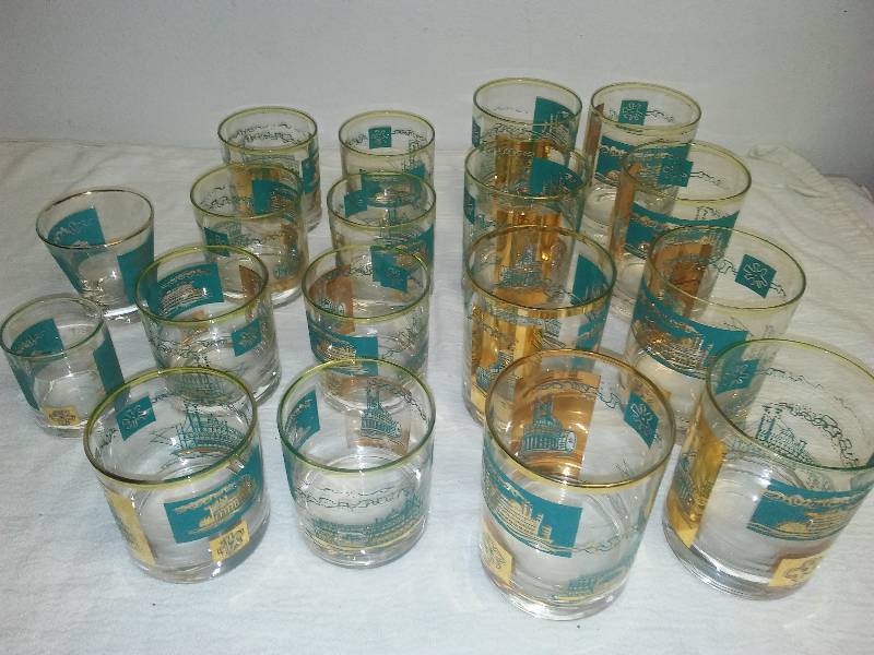 lot 145 image: Vintage bar glasses, Southern Comfort, set of 16