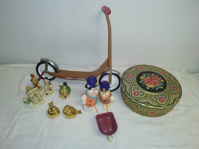 lot 156 image: Flintstones, Sebastian Miniatures,Radio Flyer, 24k SP Shakers and more