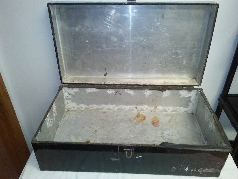 lot 173 image: Metal trunk, toolbox, truck box