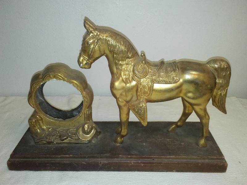 lot 178 image: Vintage Mantel horse statue and clock holder