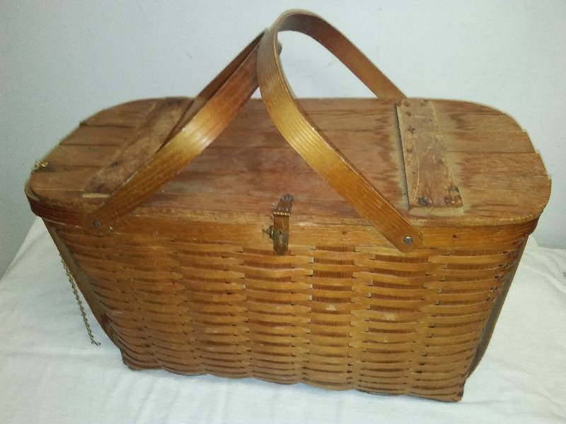 lot 179 image: Vintage Woven Picnic basket