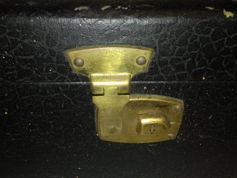 lot 195 image: Large vintage suitcase with key