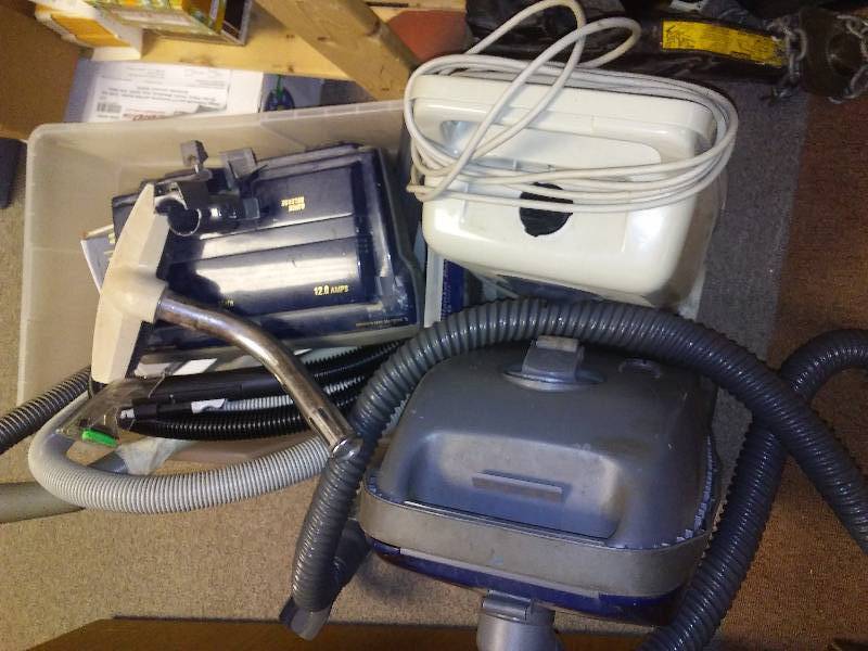 lot 203 image: Miscellaneous vacuums and parts, all Motors working