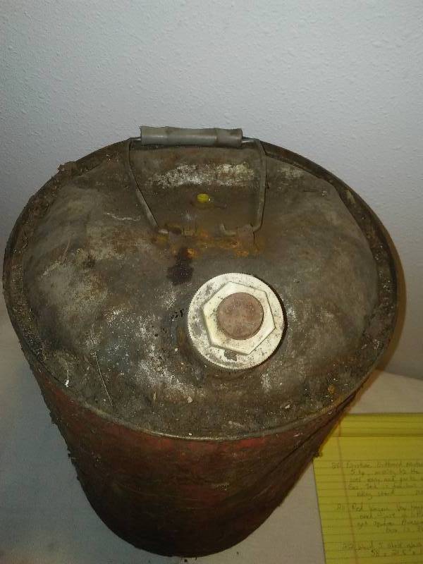 lot 214 image: Valvoline 5 gallon gas can